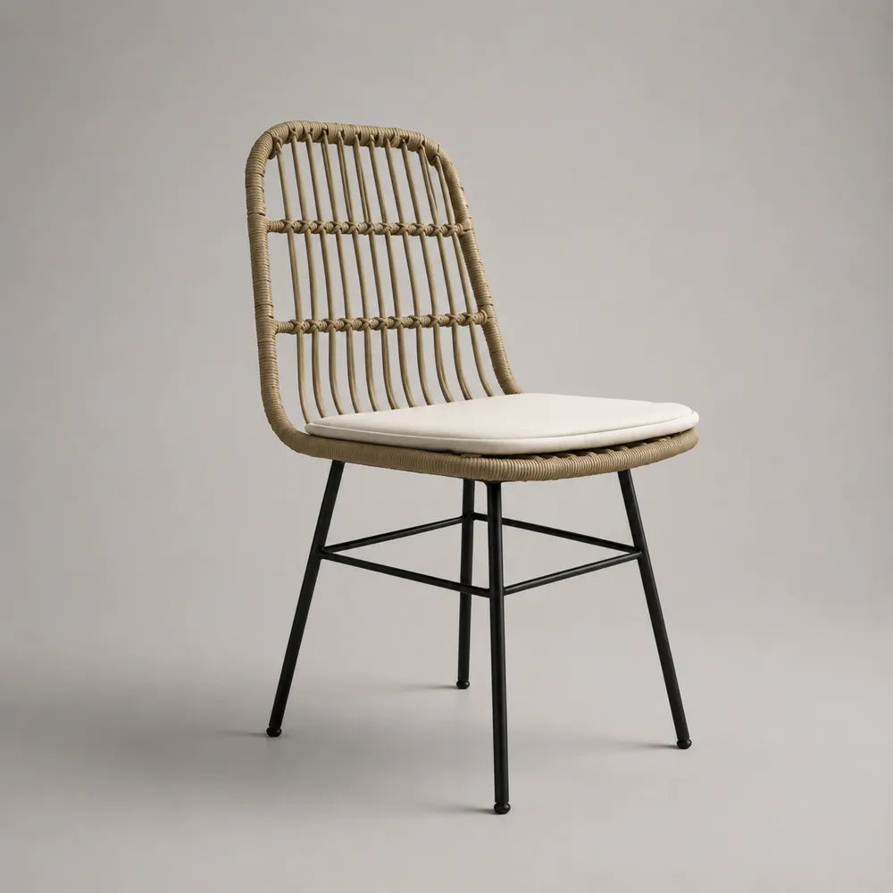 Chaise de jardin en corde tressée beige avec structure en acier noir et coussin blanc 55 x 60 x 85 cm