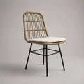 Chaise de jardin en corde tressée beige avec structure en acier noir et coussin blanc 55 x 60 x 85 cm